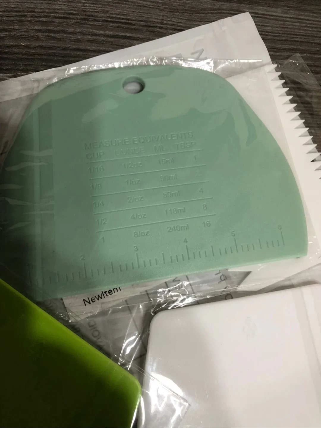 New -Dough Scraper Set - Green, White image indicator(3)