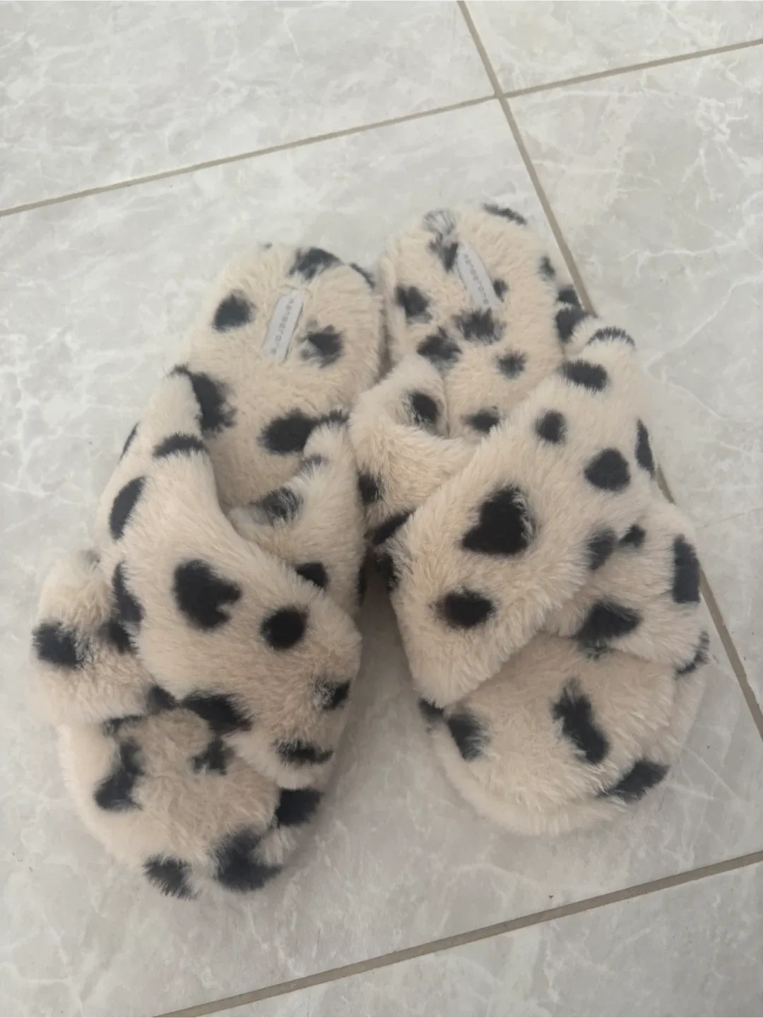 Kaneboone Fuzzy Leopard Print Slippers