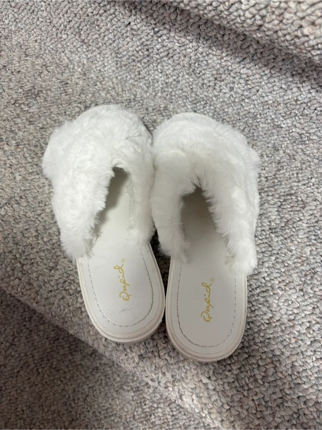 Qupid White Fuzzy Slippers