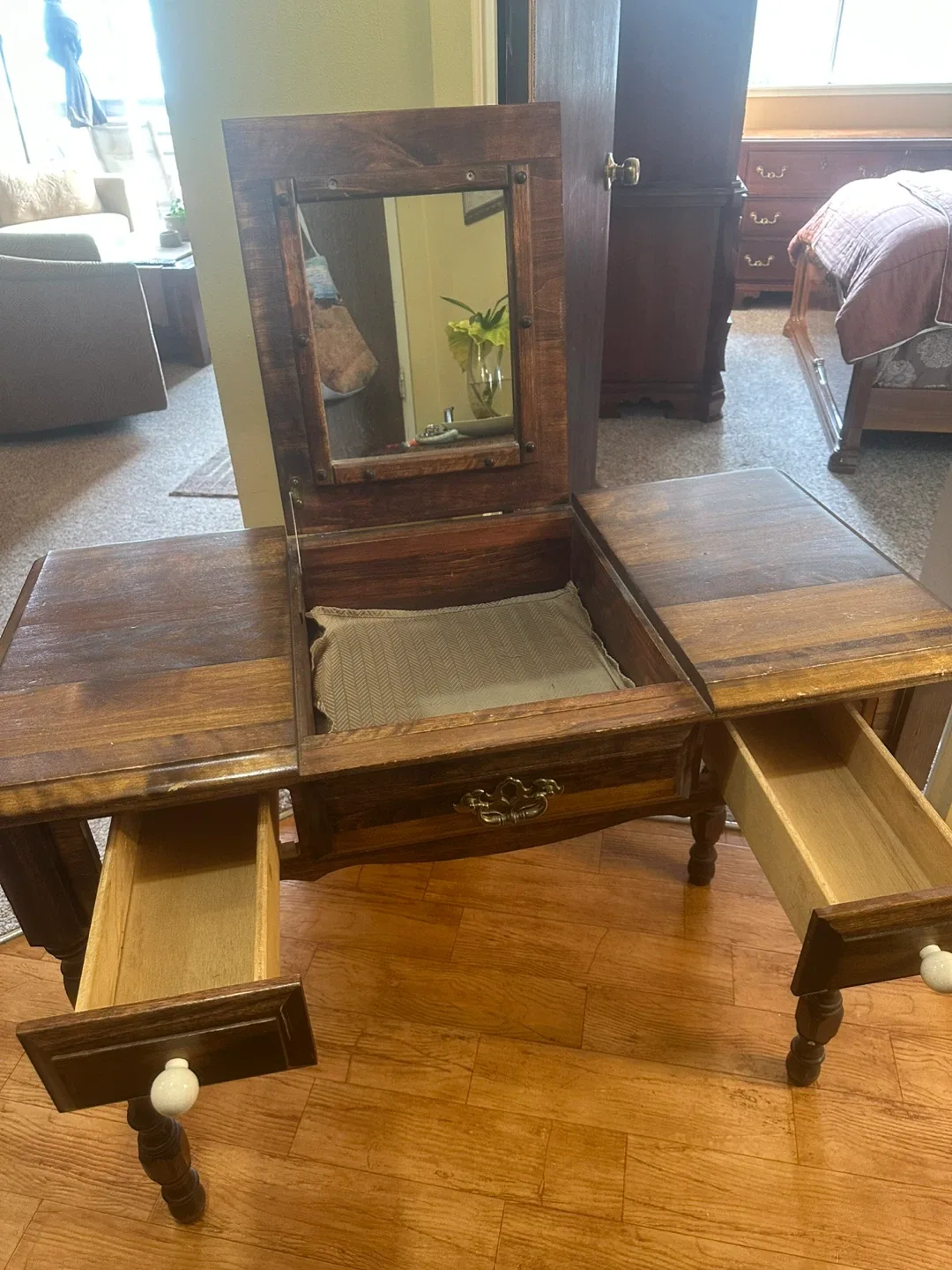 Vintage Wooden Vanity Table with Mirror image indicator(2)
