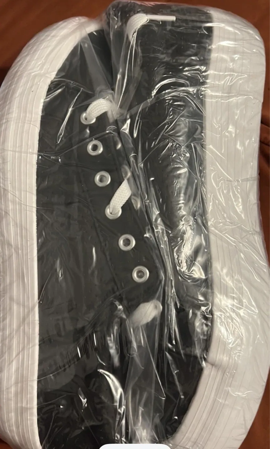 Black Platform Sneakers - Classic Lace-Up Design image indicator(4)