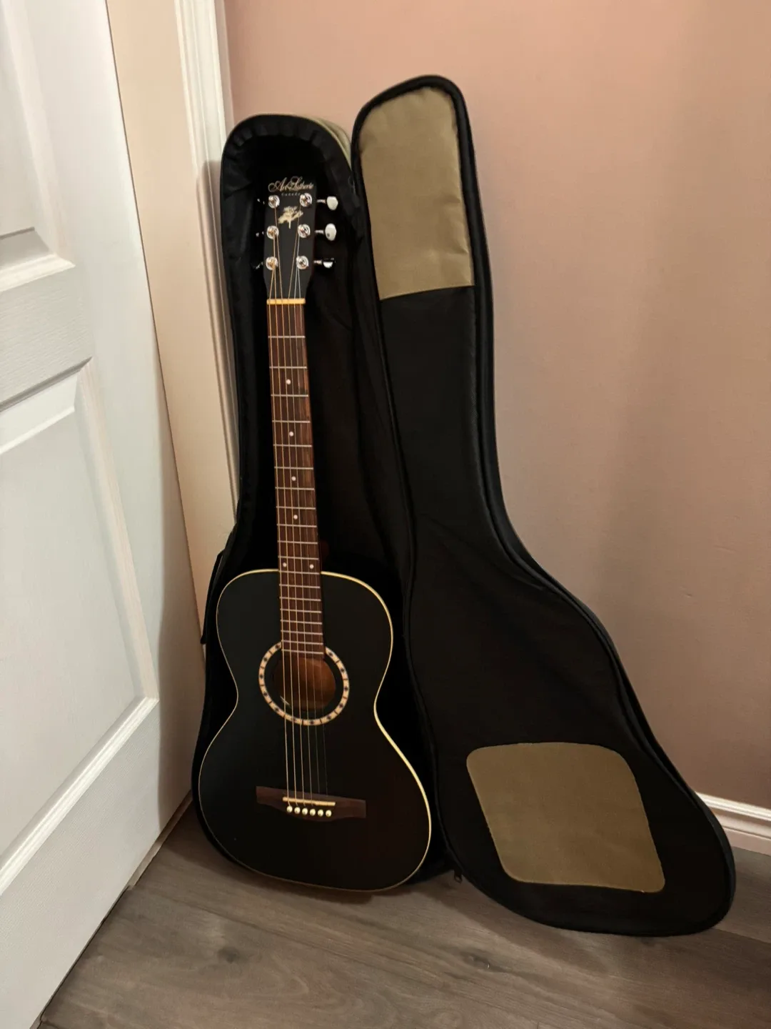 Art & Lutherie Acoustic Guitar w/ Case image indicator(3)