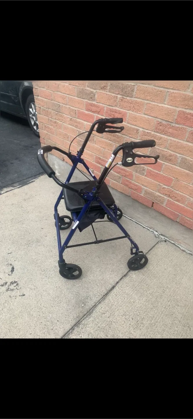 4-Wheel Walker with Brakes image indicator(3)