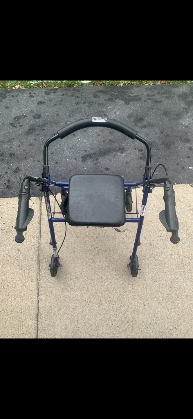 4-Wheel Walker with Brakes image indicator(4)