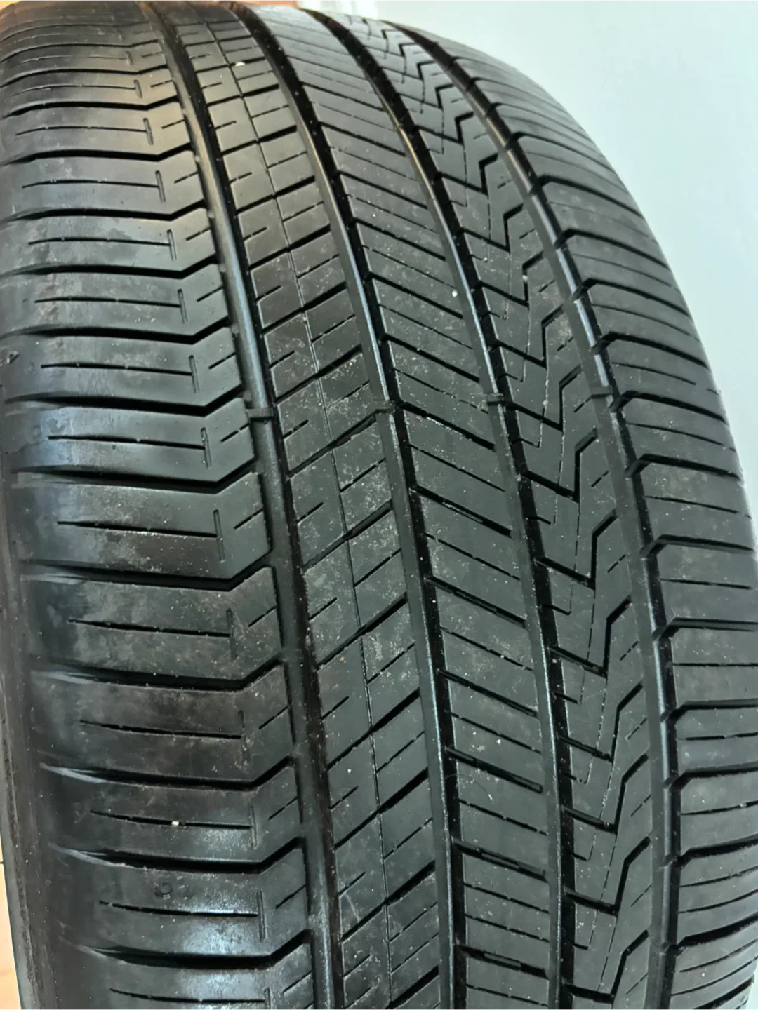 Hankook 235/40R18 all season Tires - Set of 4 image indicator(3)