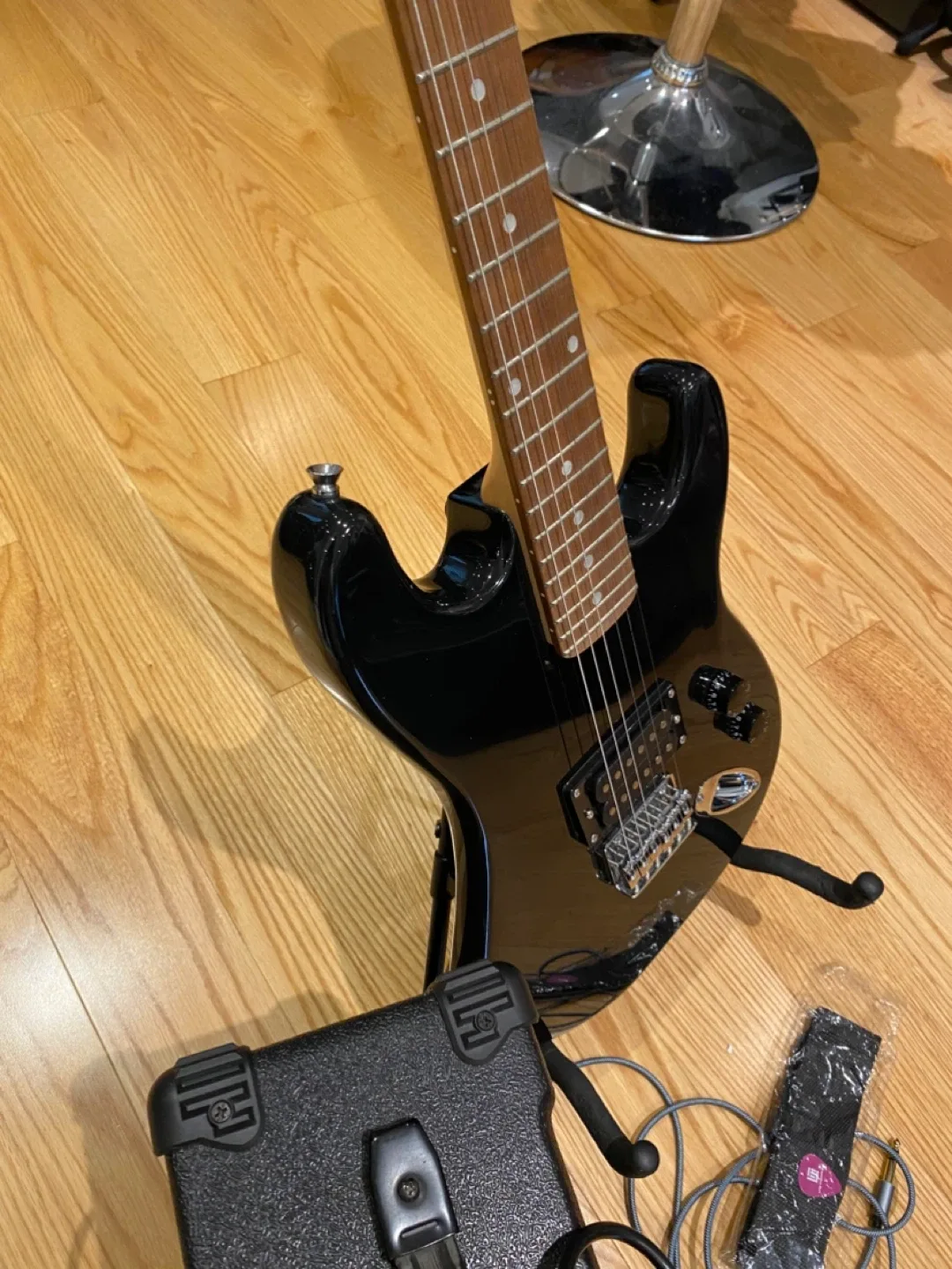 Spectrum Electric Guitar with Amp image indicator(8)