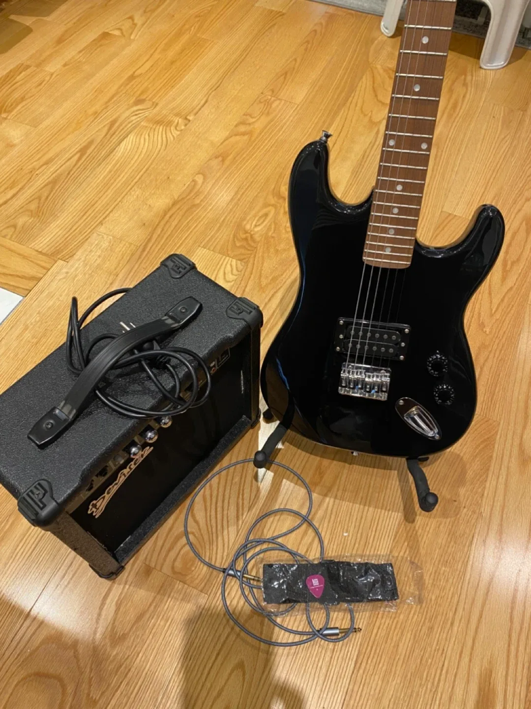 Spectrum Electric Guitar with Amp image indicator(10)