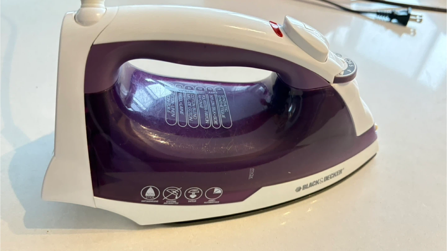 Black & Decker Iron - Purple & White - photo 4