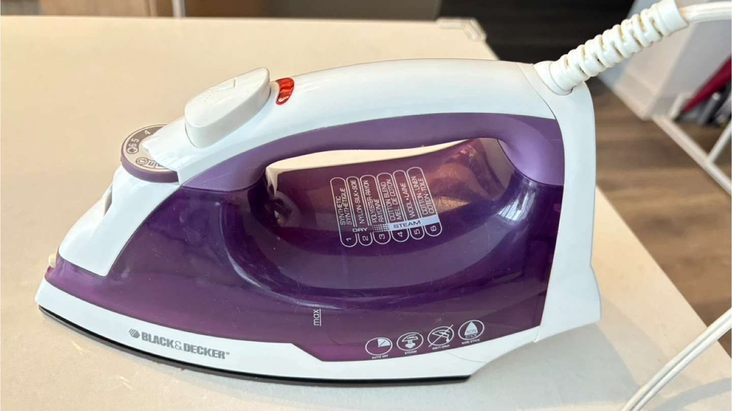 Black & Decker Iron - Purple & White - photo 2