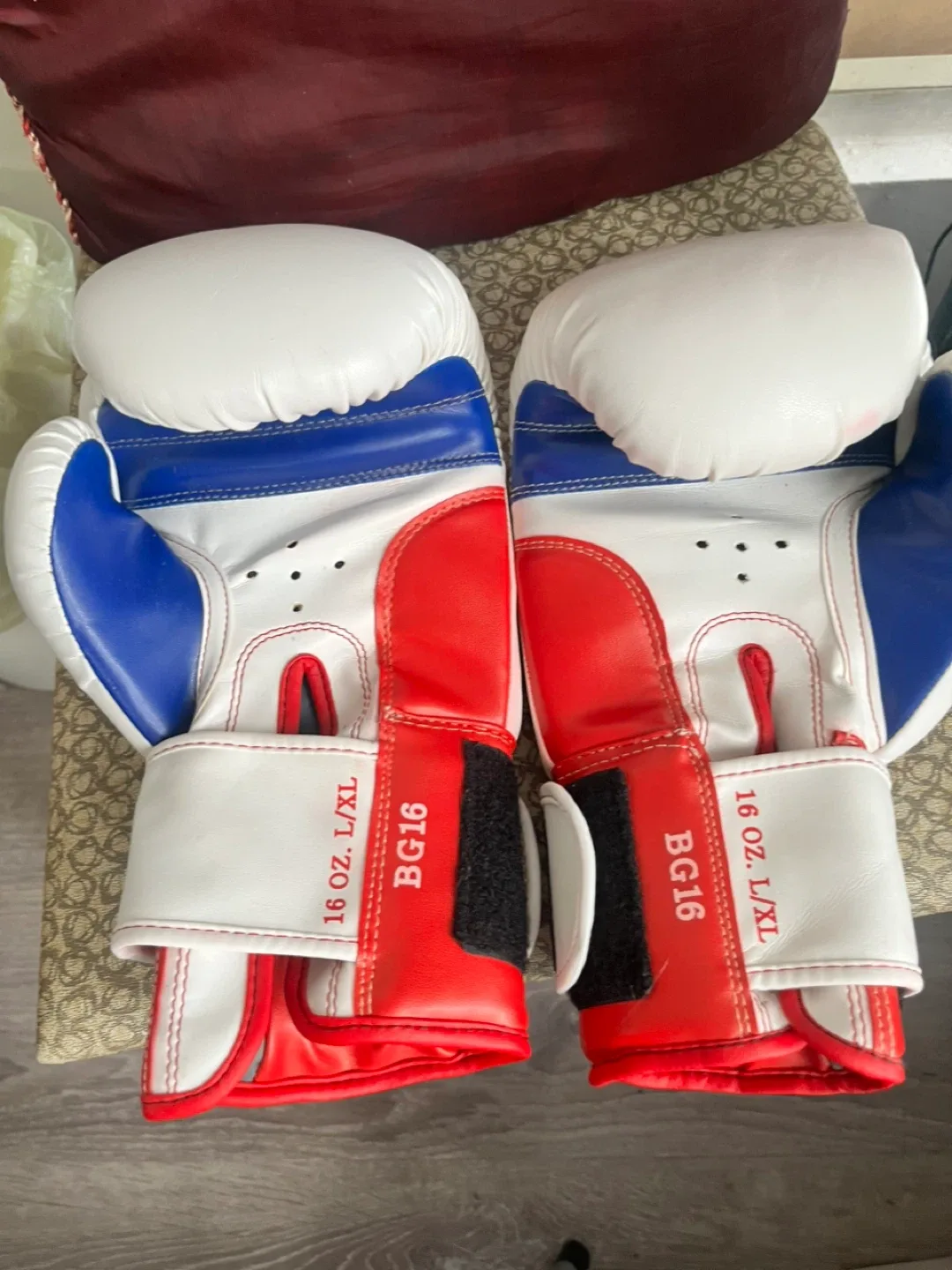 Ringside Boxing Gloves - 16 oz L/XL image indicator(4)
