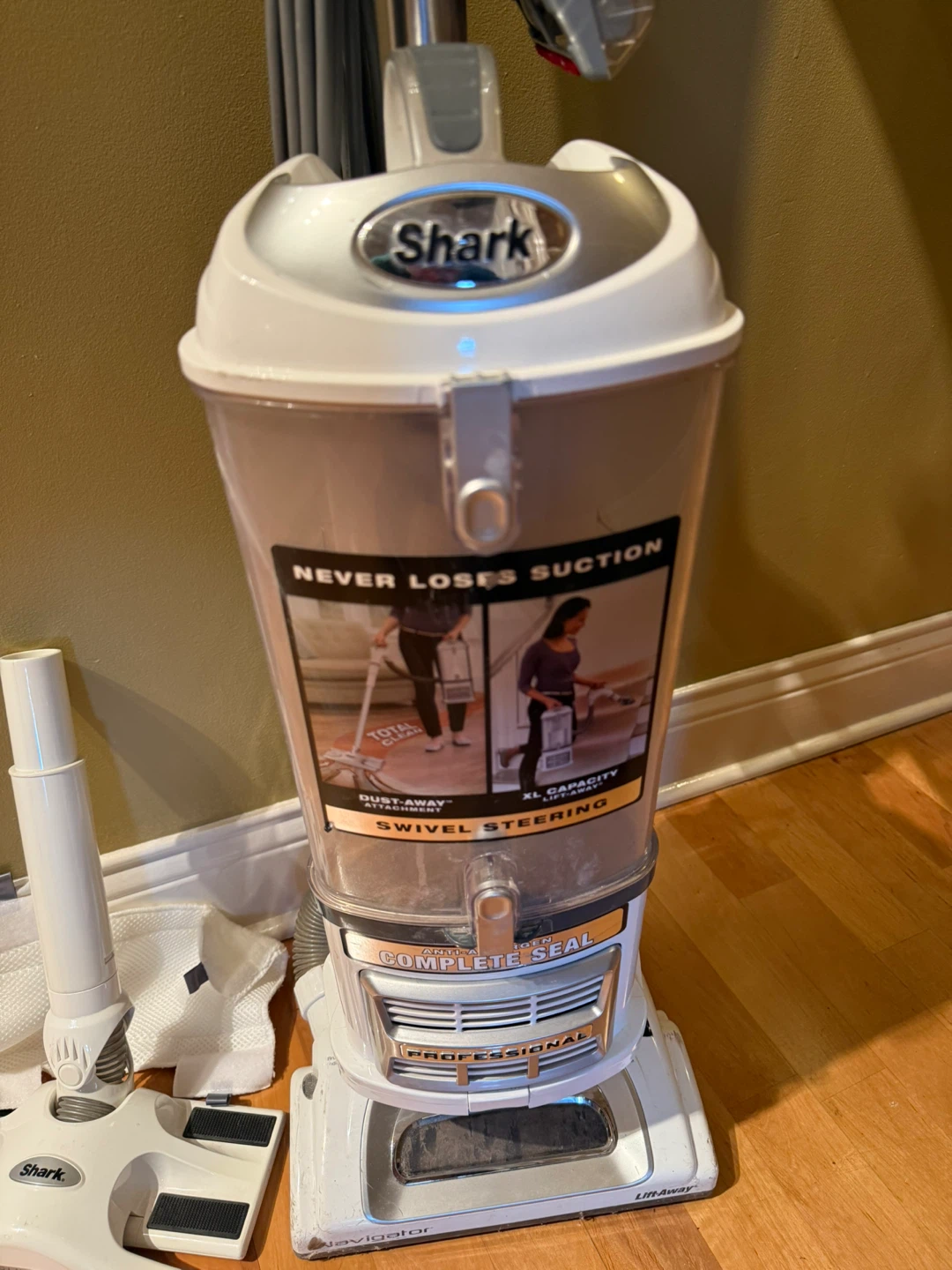 #Cleaout. Shark Navigator Lift-Away Professional Vacuum NV370 - photo 2