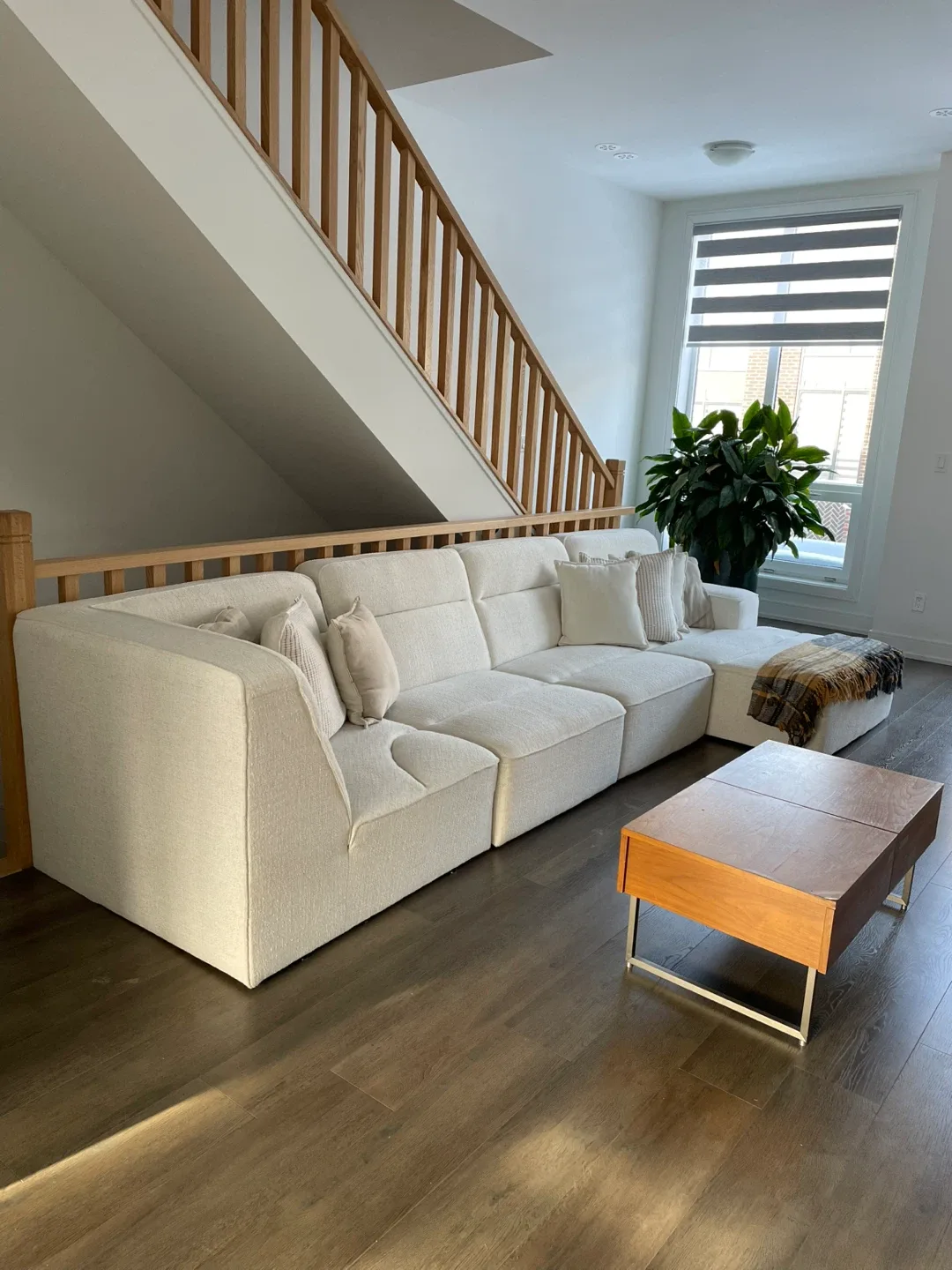 White Modular Sectional Sofa image indicator(4)