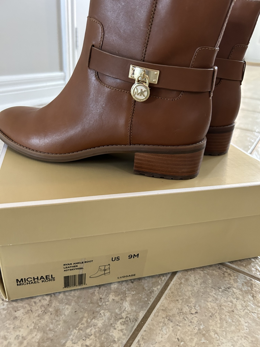 MICHAEL KORS RYAN Ankle LEATHER BOOTS.   BNIB     SIZE 9 - photo 2
