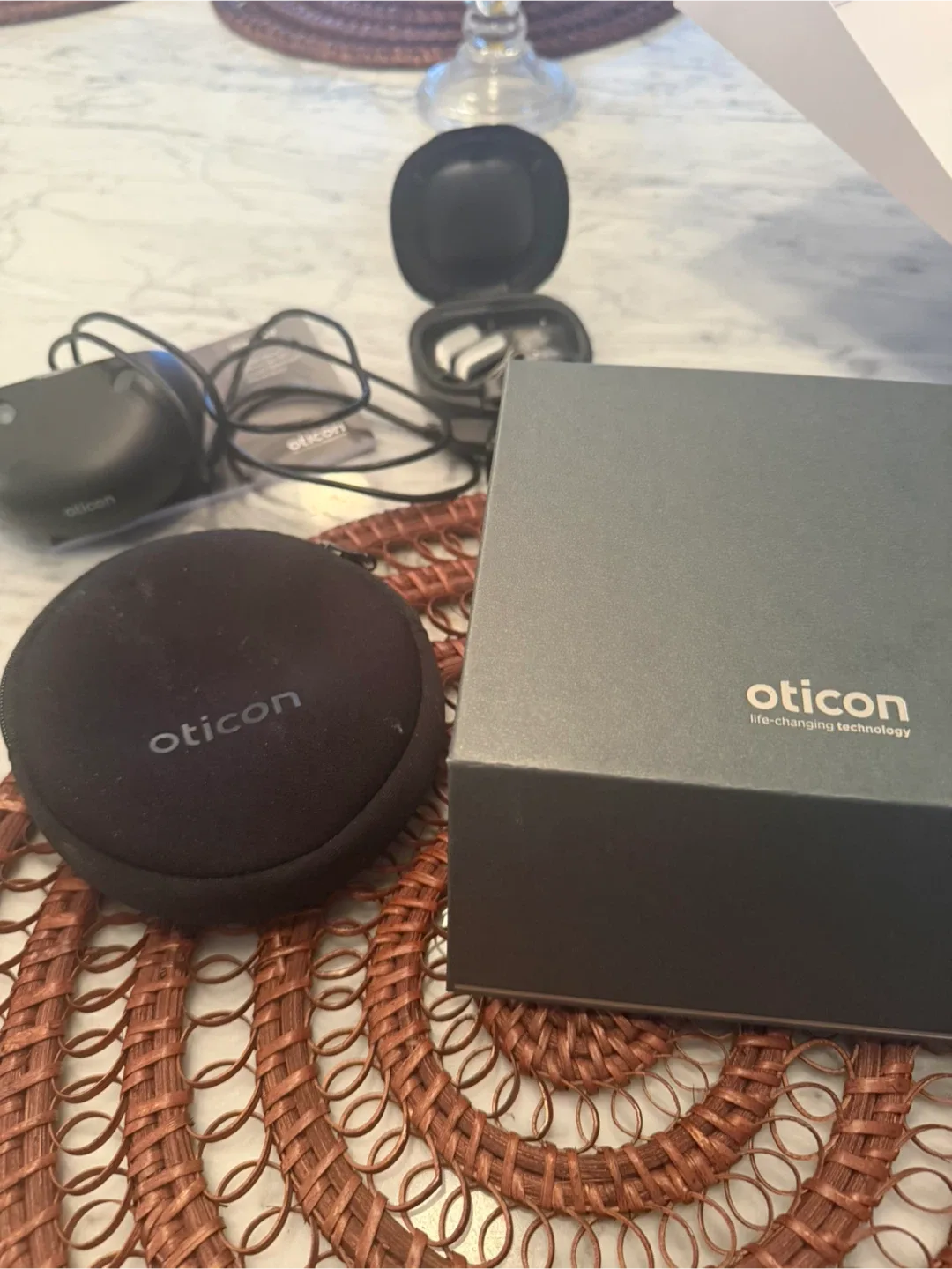 Oticon rechargeable hearing aid. EUC image indicator(2)
