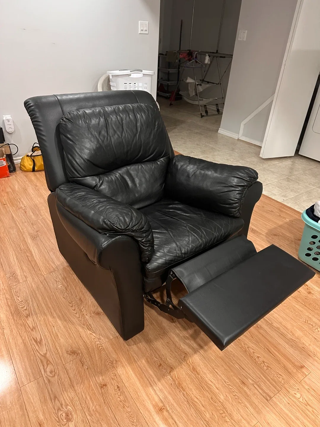 Black Leather Reclining Loveseat image indicator(6)