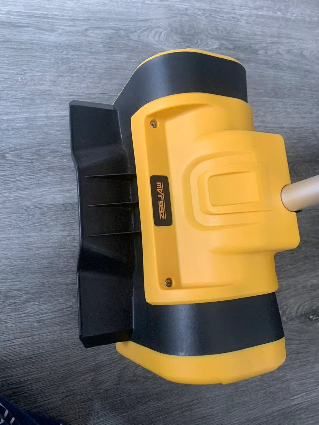 ZegJaz 20V 11-inch Cordless Snow Shovel - Like New! image indicator(6)