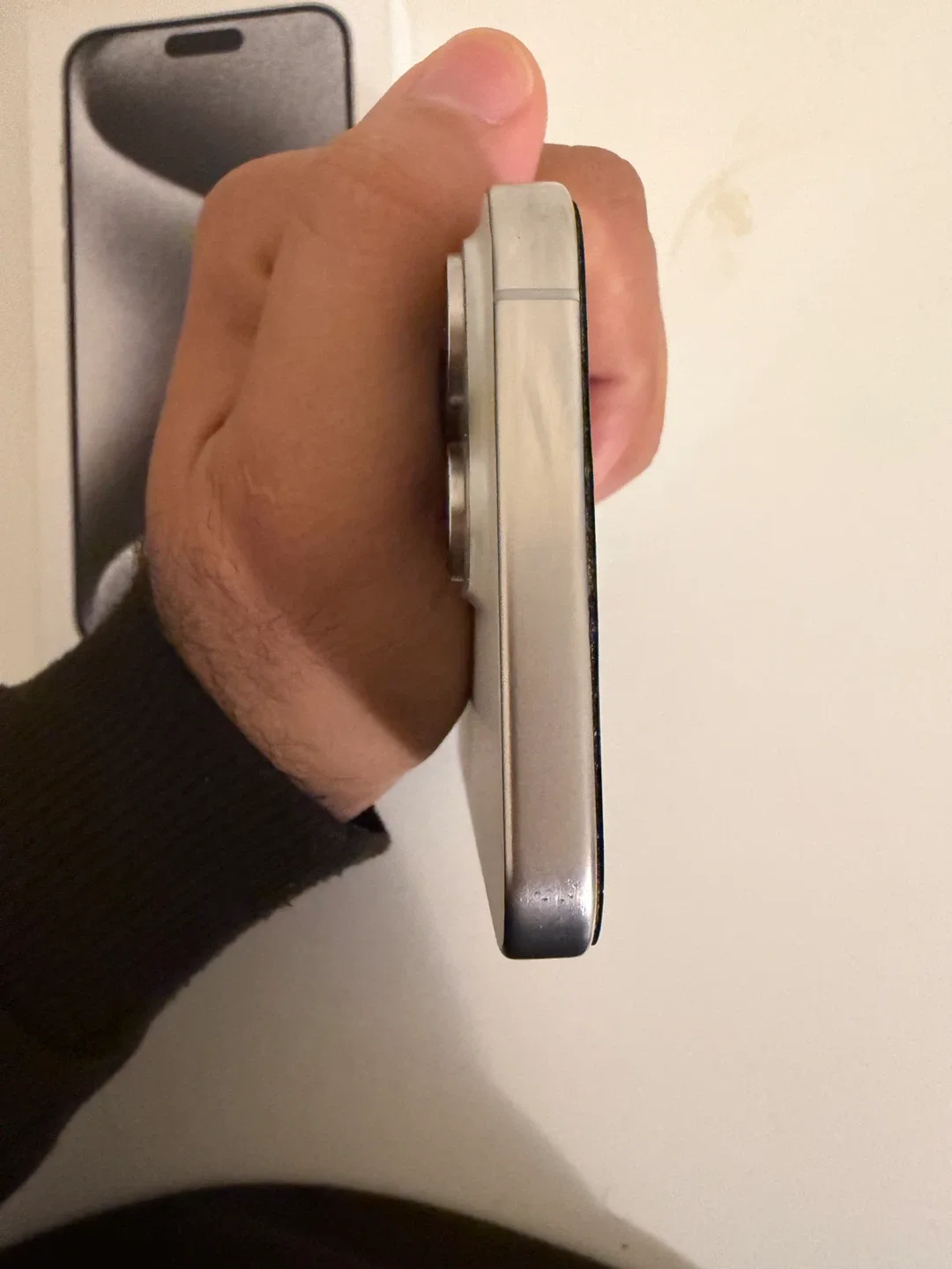 iPhone 15 Pro Max in silver (256GB) | Battery 92% | Unlocked image indicator(5)