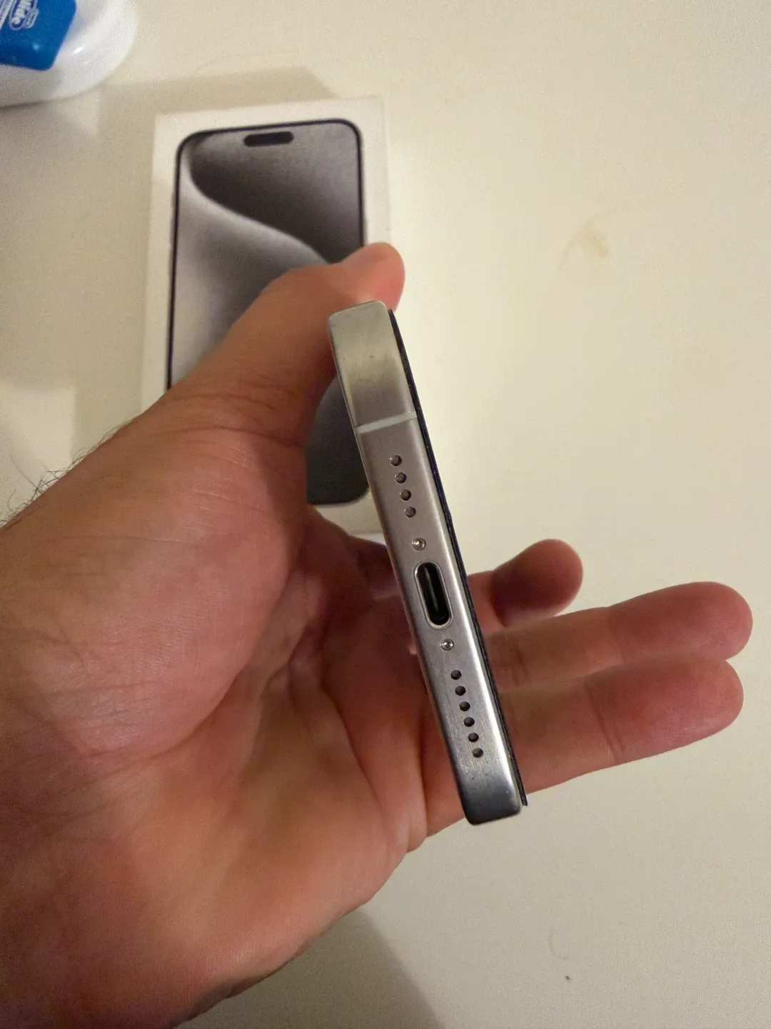 iPhone 15 Pro Max in silver (256GB) | Battery 92% | Unlocked image indicator(3)