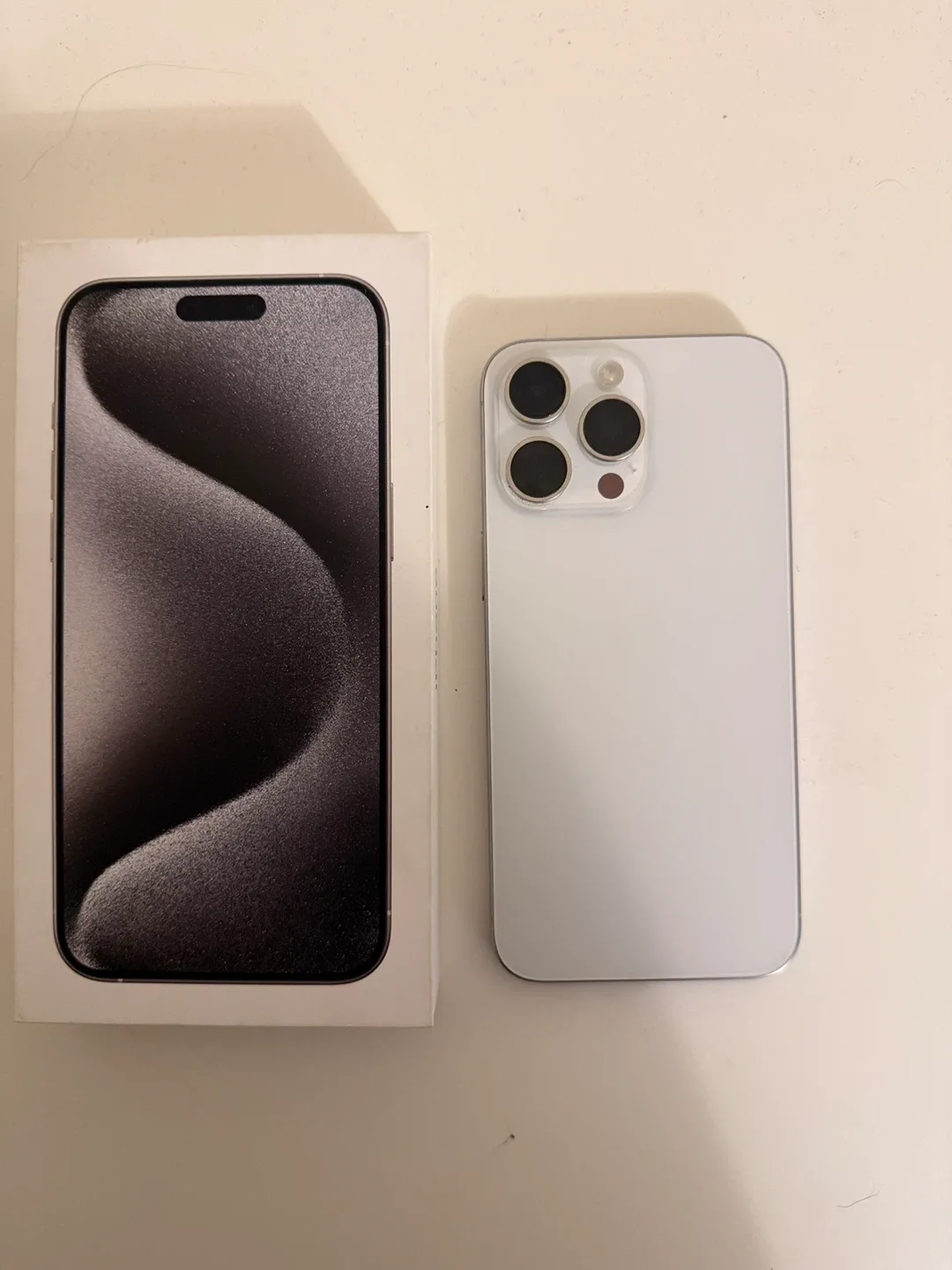 iPhone 15 Pro Max in silver (256GB) | Battery 92% | Unlocked image indicator(2)