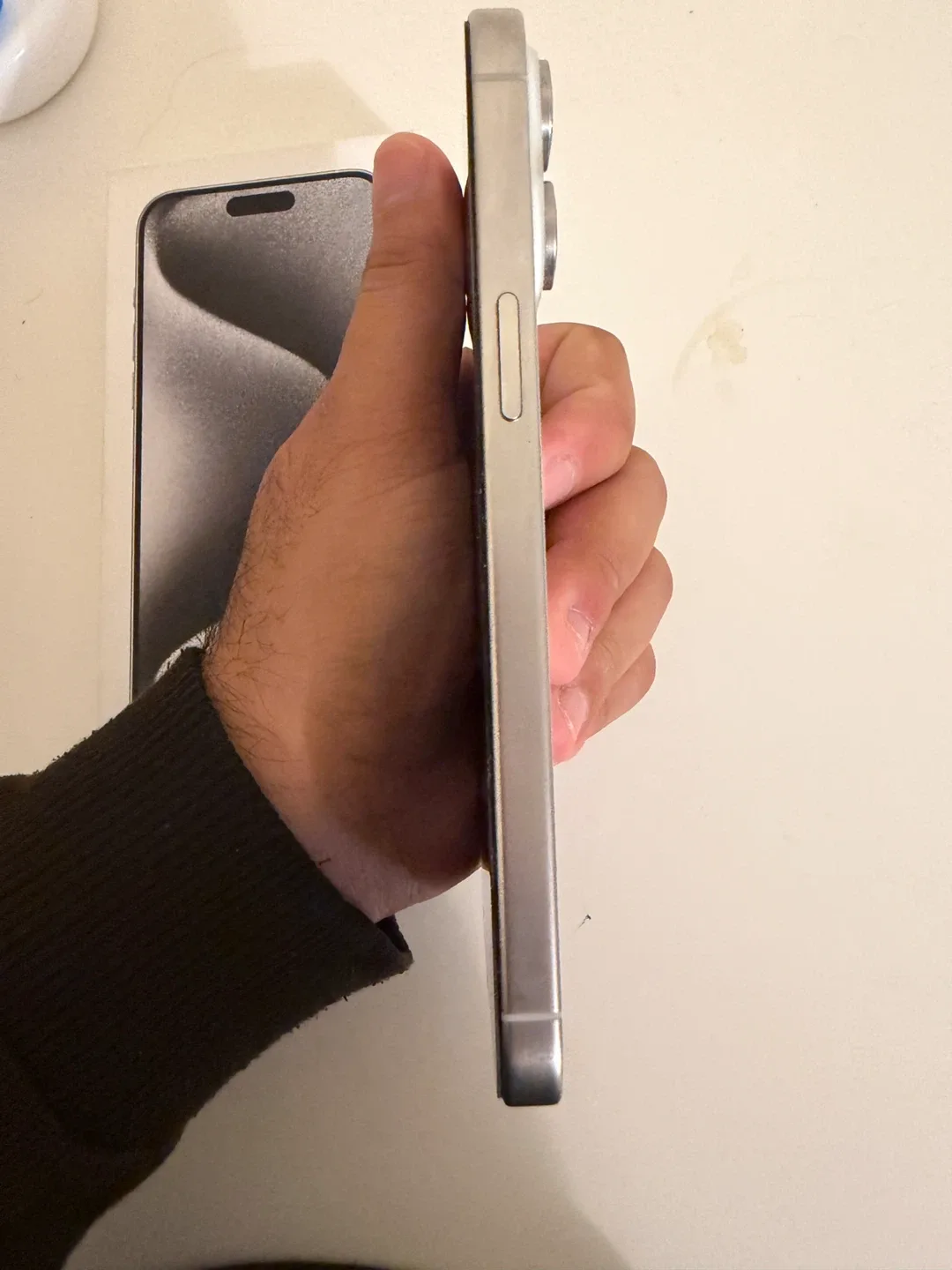 iPhone 15 Pro Max in silver (256GB) | Battery 92% | Unlocked image indicator(6)