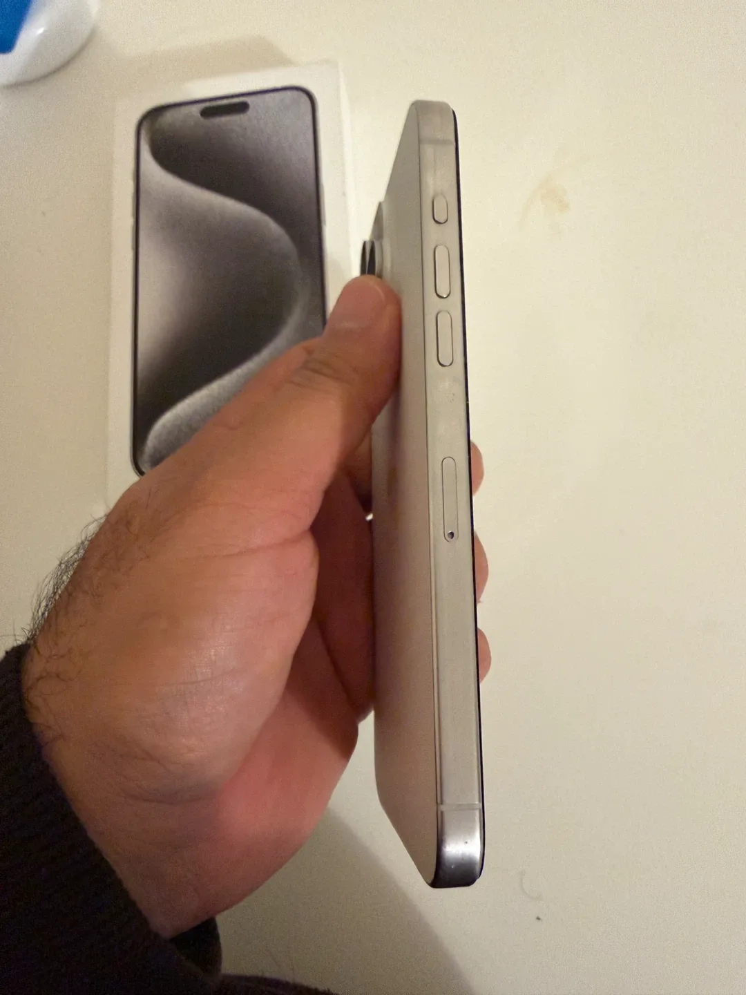 iPhone 15 Pro Max in silver (256GB) | Battery 92% | Unlocked image indicator(4)