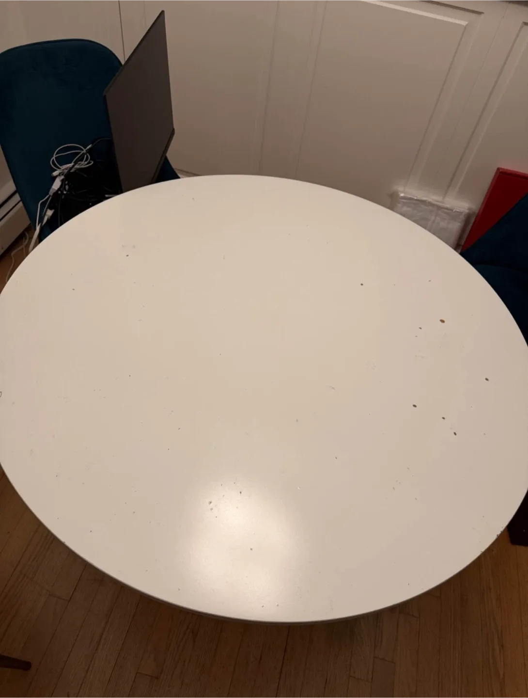 Round White Tulip Dining Table image indicator(3)