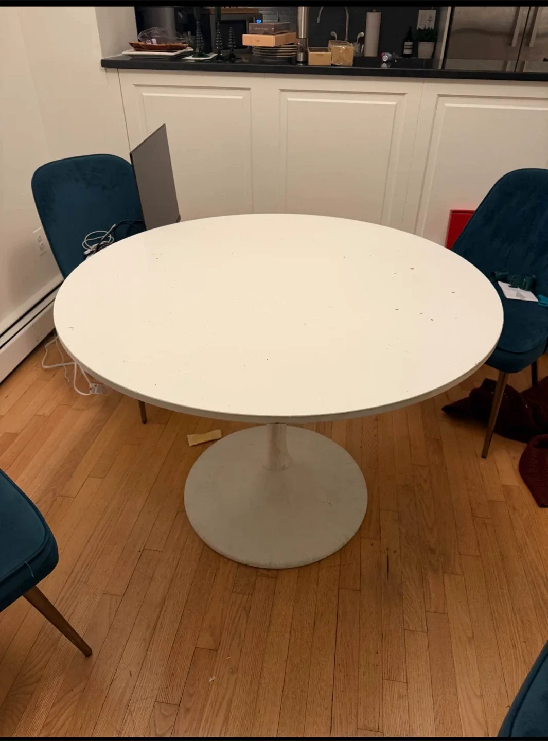 Round White Tulip Dining Table image indicator(2)