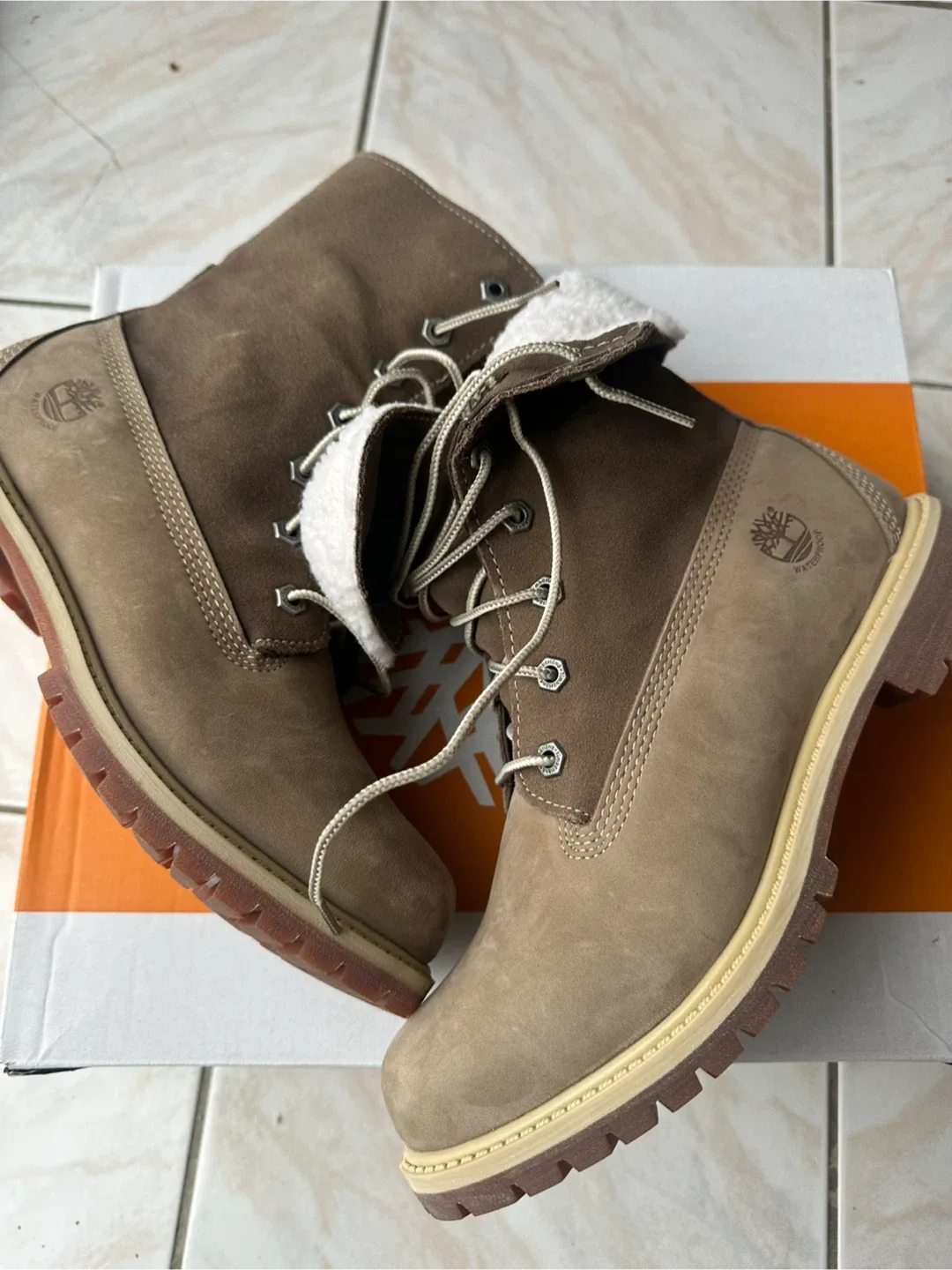 Timberland Roll Top Boots - Size 9 image indicator(9)