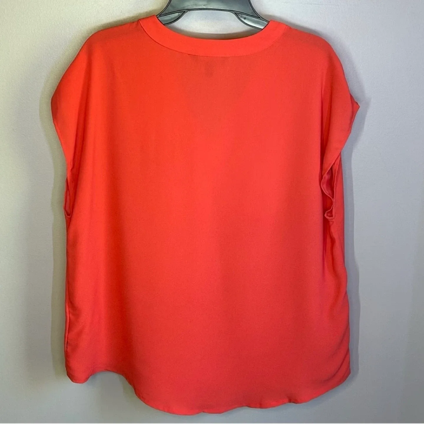 Banana Republic Coral Elegant V Neck Sleeveless Blouse Size XL image indicator(2)