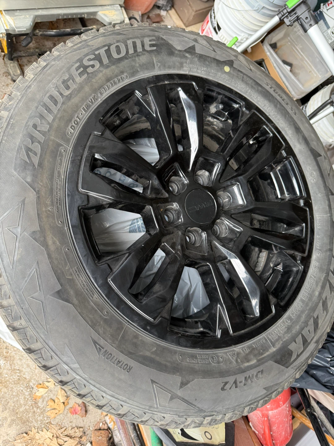 Set of 4 Bridgestone Blizzak 235/65R18 Winter Tire on GMC Rim - photo 4