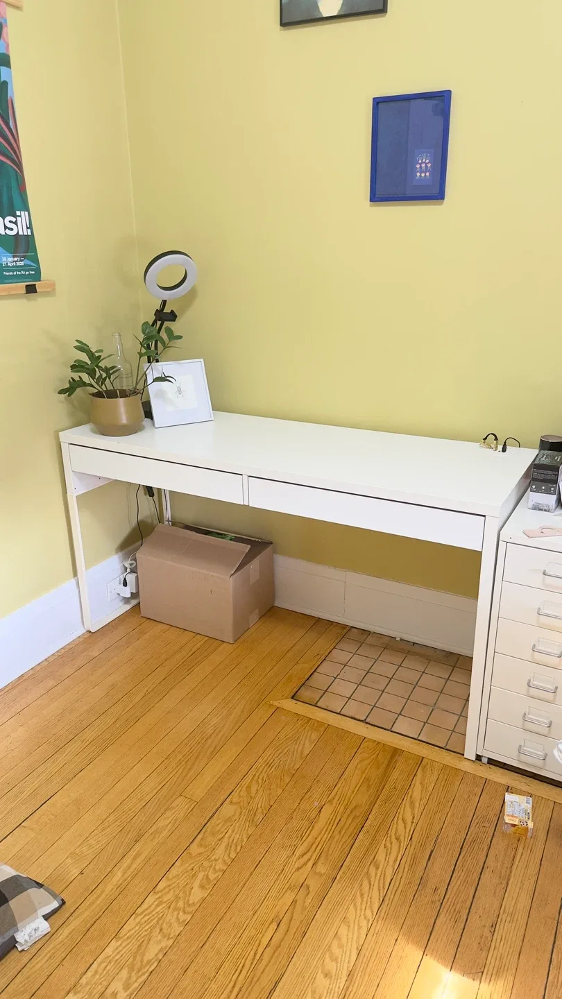 Ikea Micke Desk White with USB Charging Port image indicator(2)