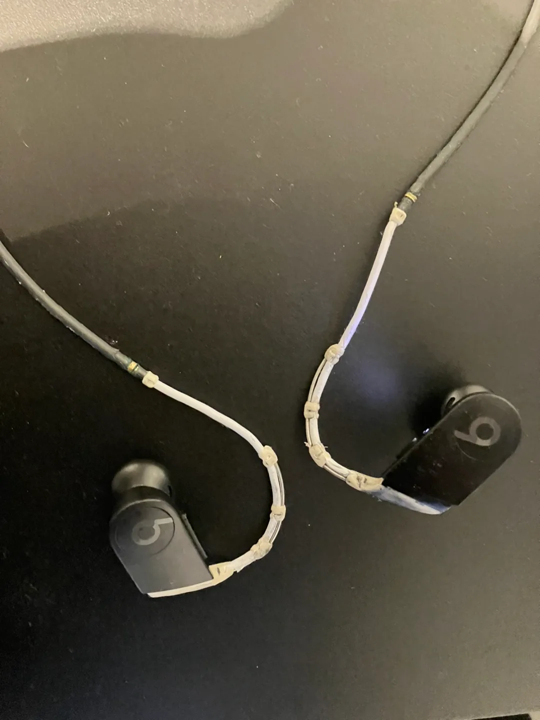 Powerbeats Earbud by Dr. Dre works AS IS image indicator(6)