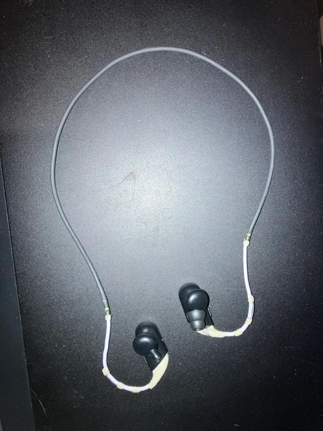 Powerbeats Earbud by Dr. Dre works AS IS image indicator(4)