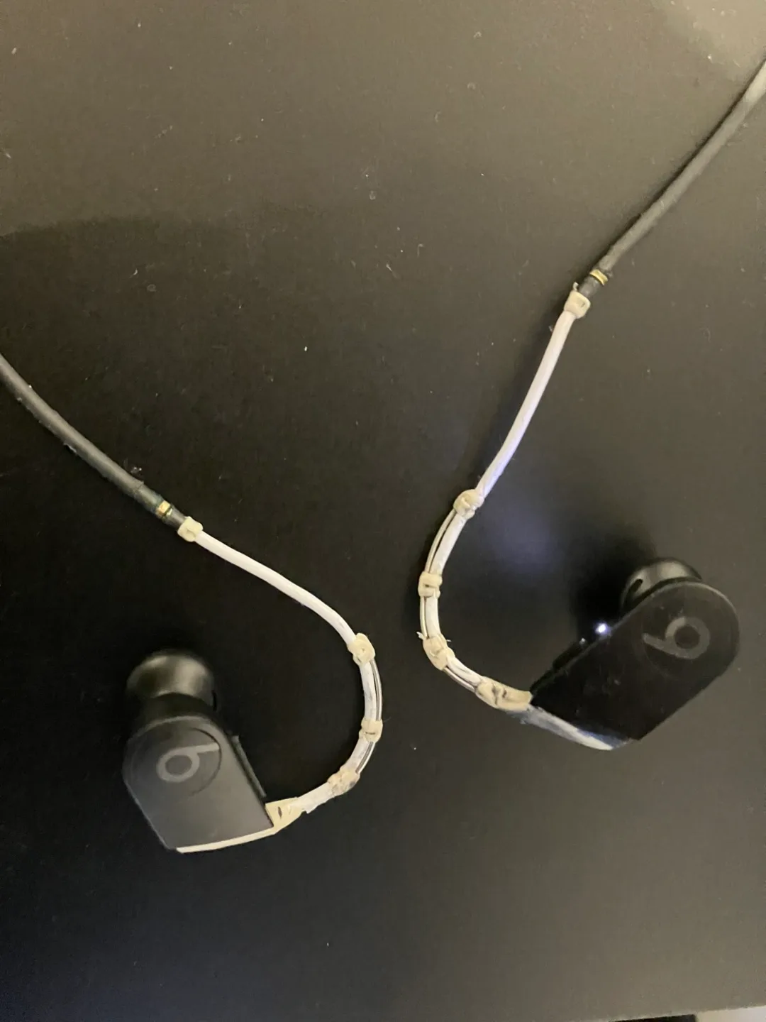 Powerbeats Earbud by Dr. Dre works AS IS image indicator(7)