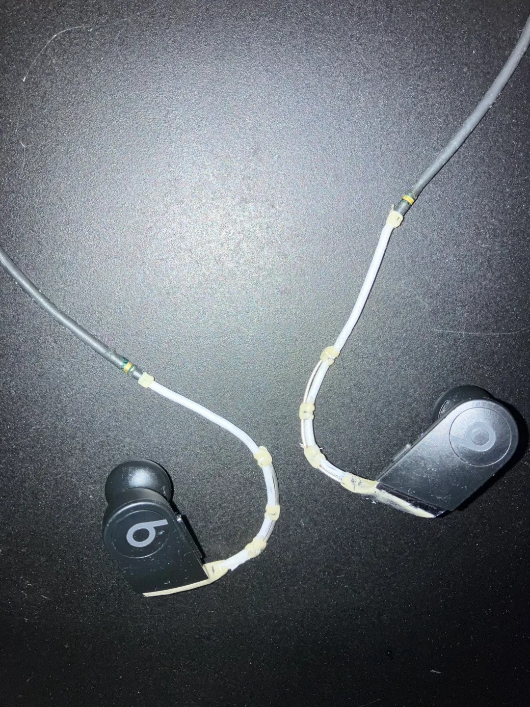 Powerbeats Earbud by Dr. Dre works AS IS image indicator(5)