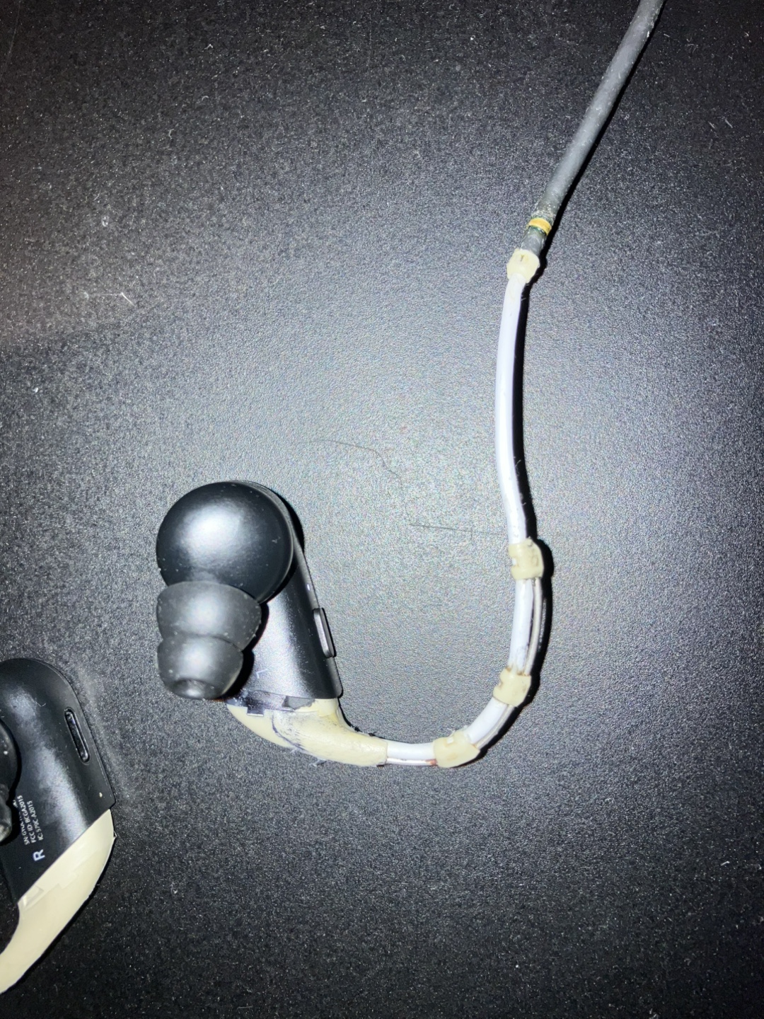 Powerbeats Earbud by Dr. Dre works AS IS - photo 2