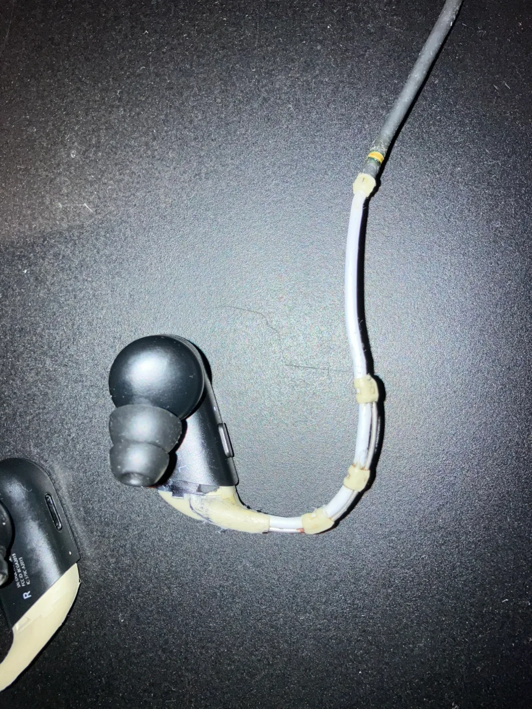 Powerbeats Earbud by Dr. Dre works AS IS image indicator(2)