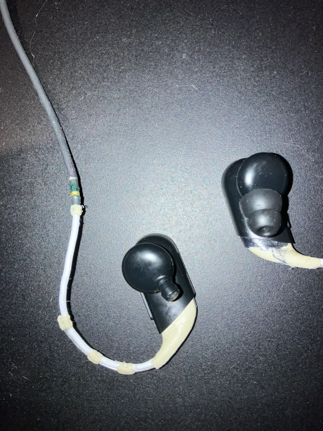Powerbeats Earbud by Dr. Dre works AS IS image indicator(3)