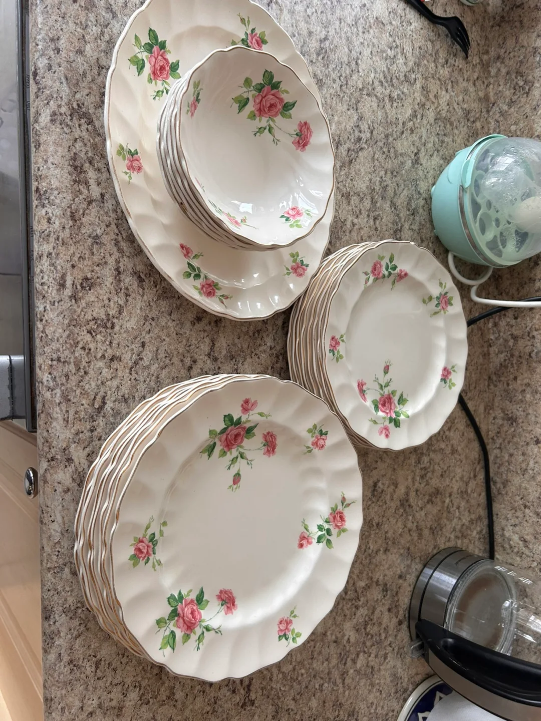 Vintage Floral Dinnerware Set image indicator(4)