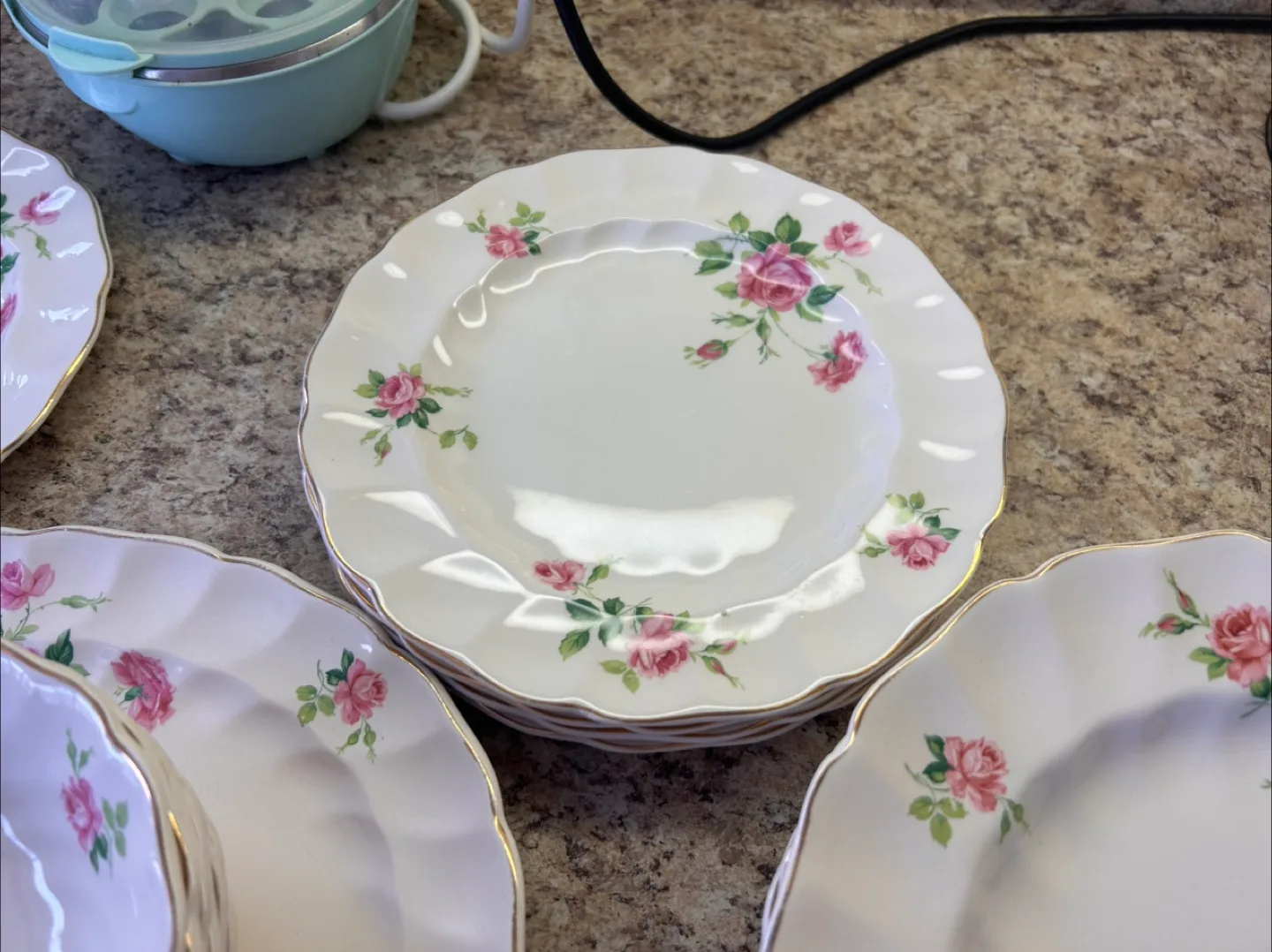 Vintage Floral Dinnerware Set image indicator(2)