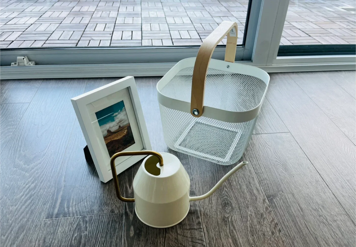Home decor (Watering Can & Wire Basket, frame Ikea)