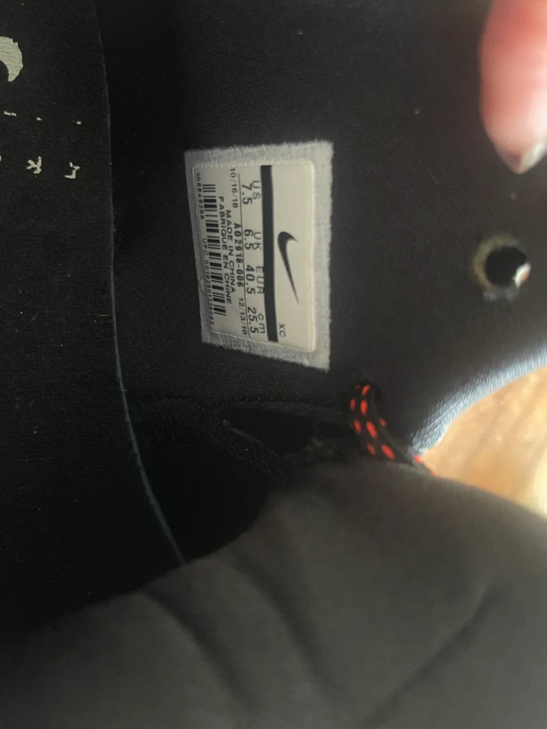 Nike Kyrie “Friends” - US 7.5 Excellent Condition image indicator(3)