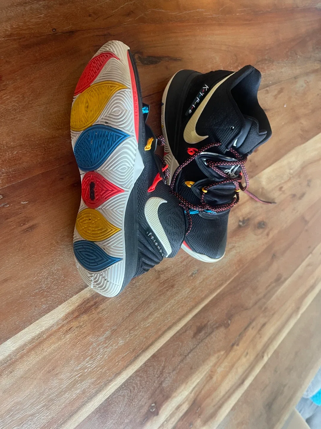 Nike Kyrie “Friends” - US 7.5 Excellent Condition image indicator(2)