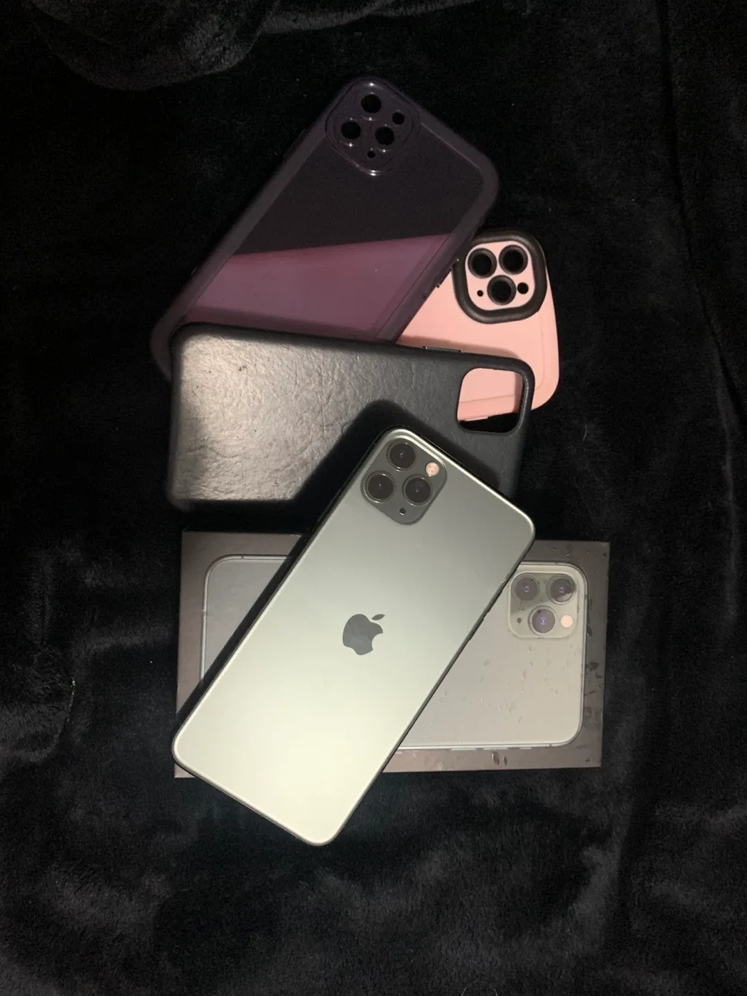 iPhone 11 Pro Max with Cases image indicator(2)
