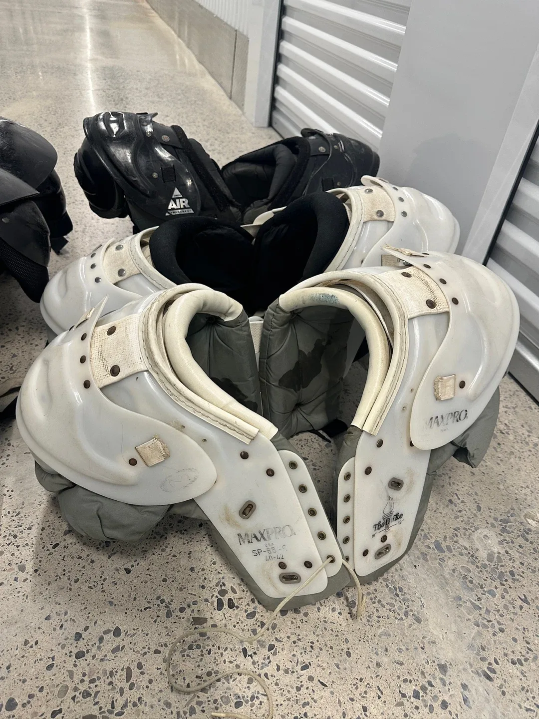 Football Shoulder Pads image indicator(3)