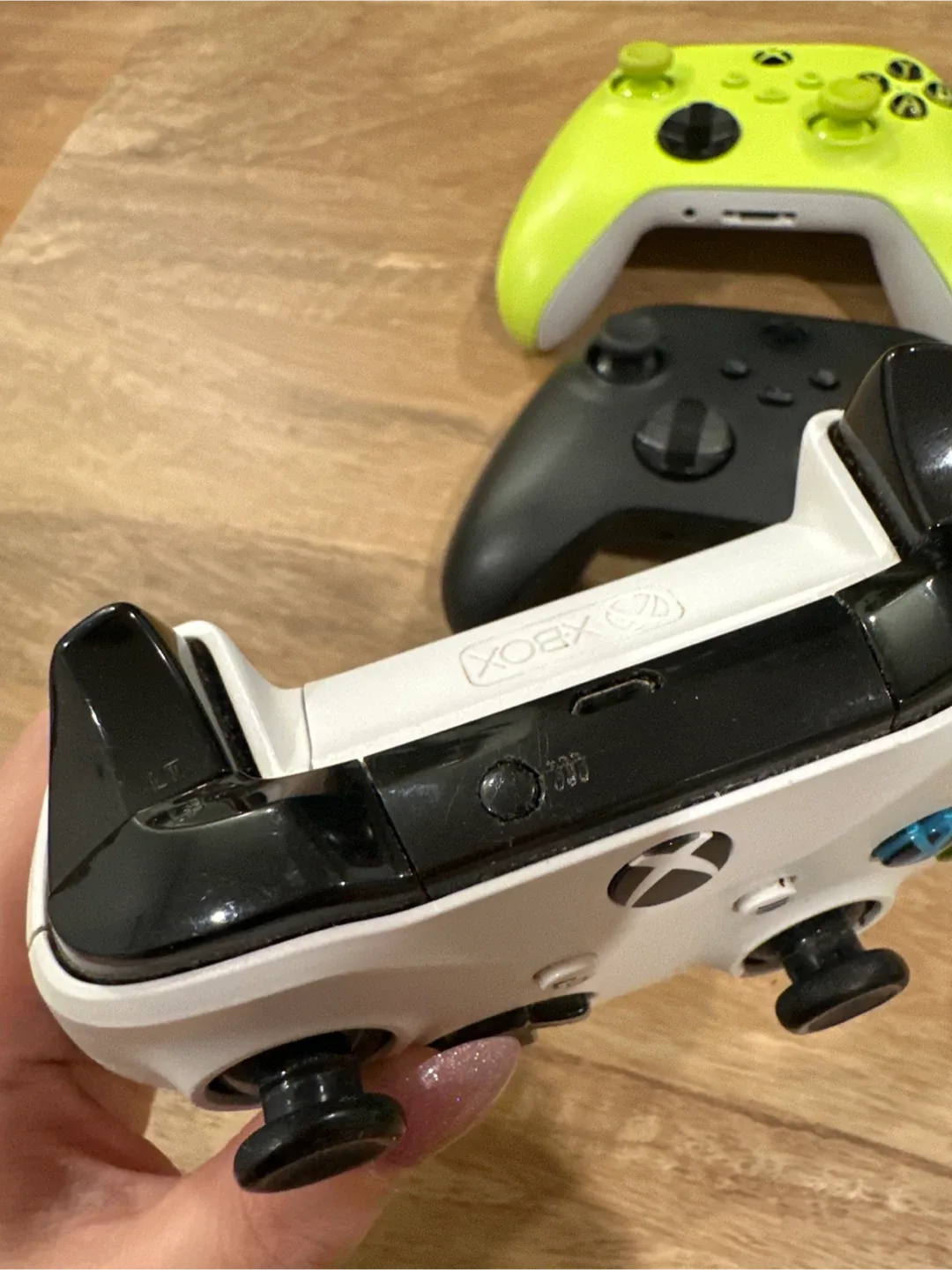 Xbox Wireless Controllers - Green, Black, White image indicator(2)