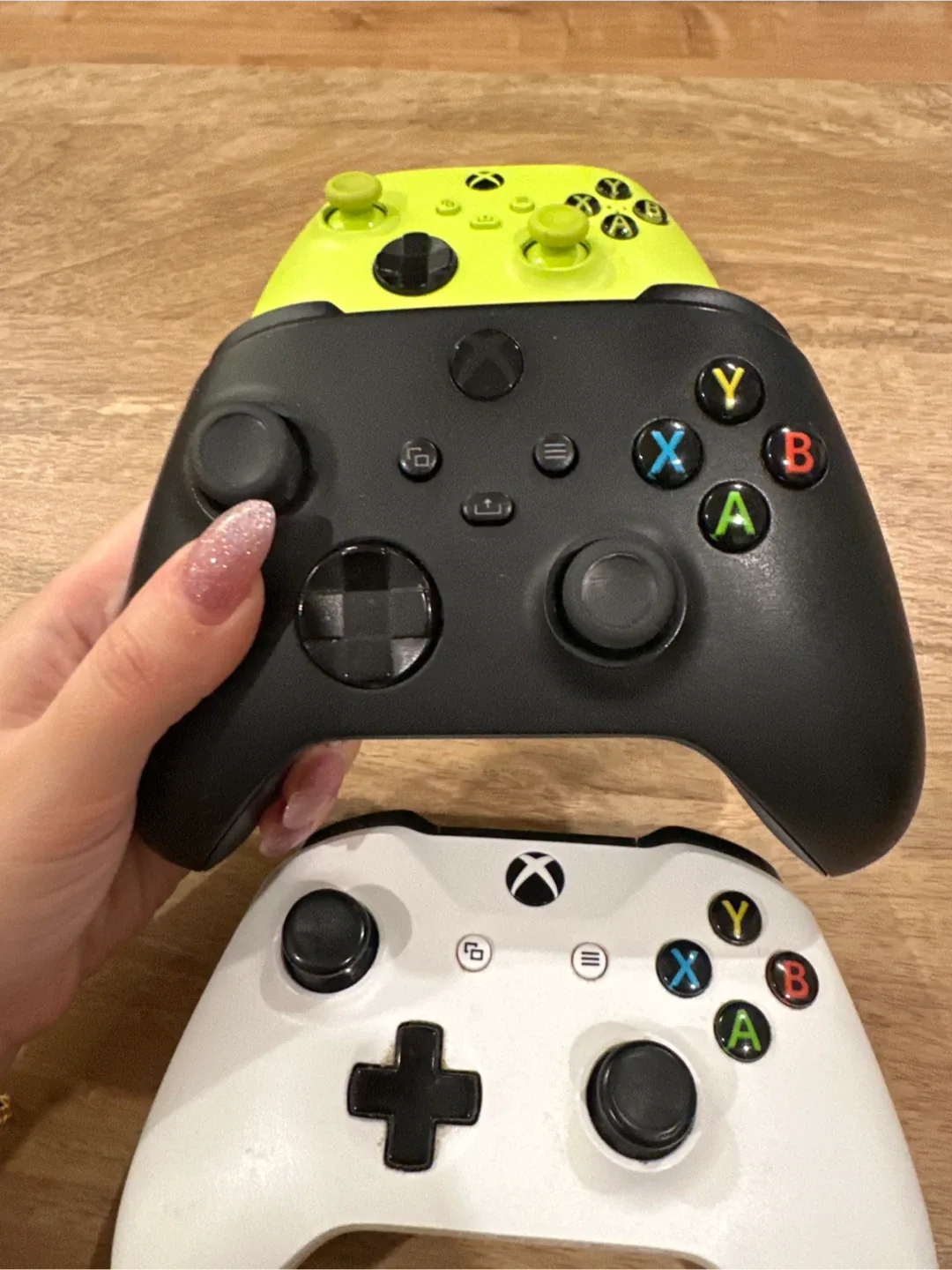 Xbox Wireless Controllers - Green, Black, White image indicator(3)