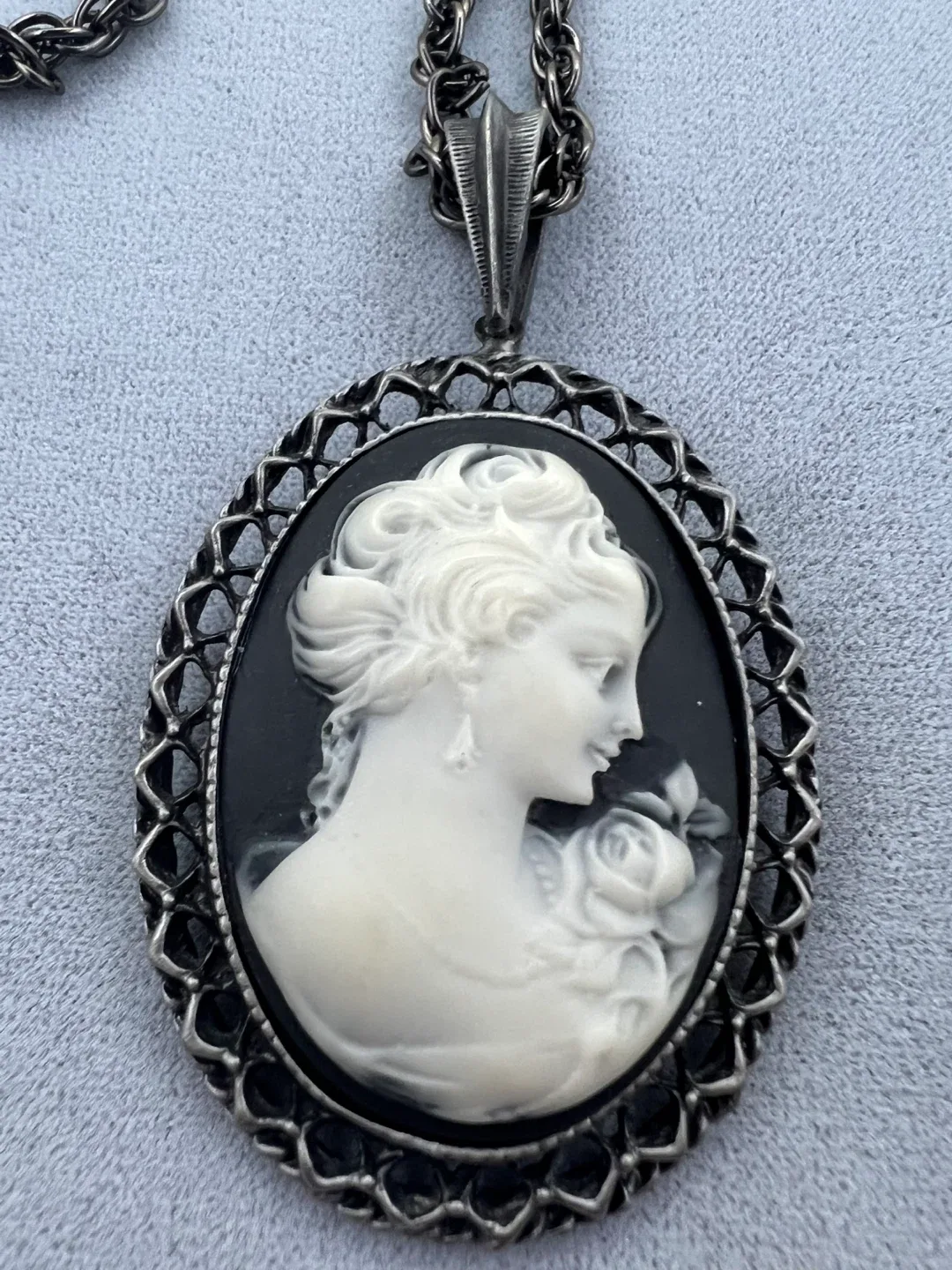 Vintage Style Cameo Necklace image indicator(2)
