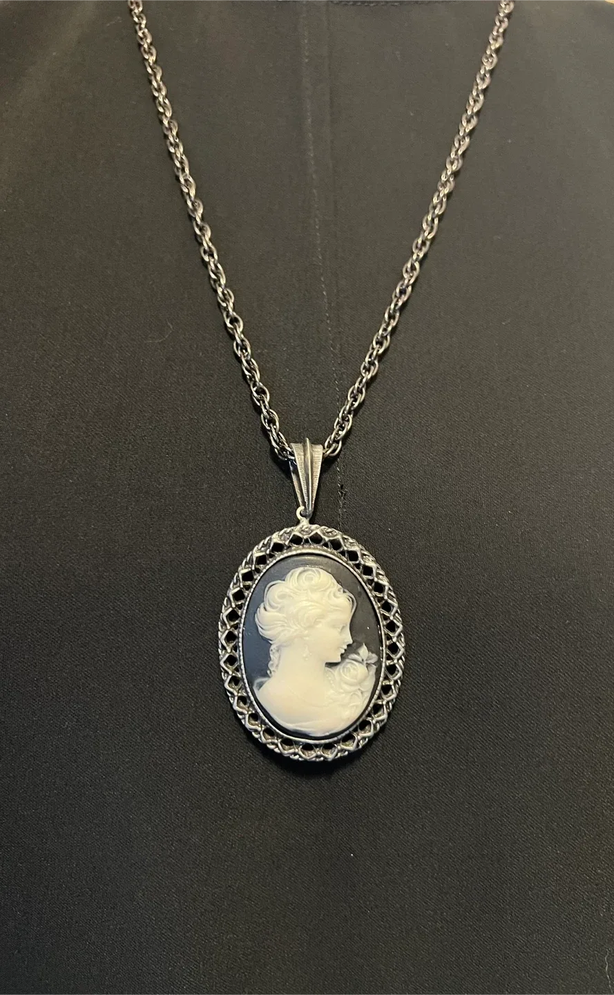 Vintage Style Cameo Necklace image indicator(6)