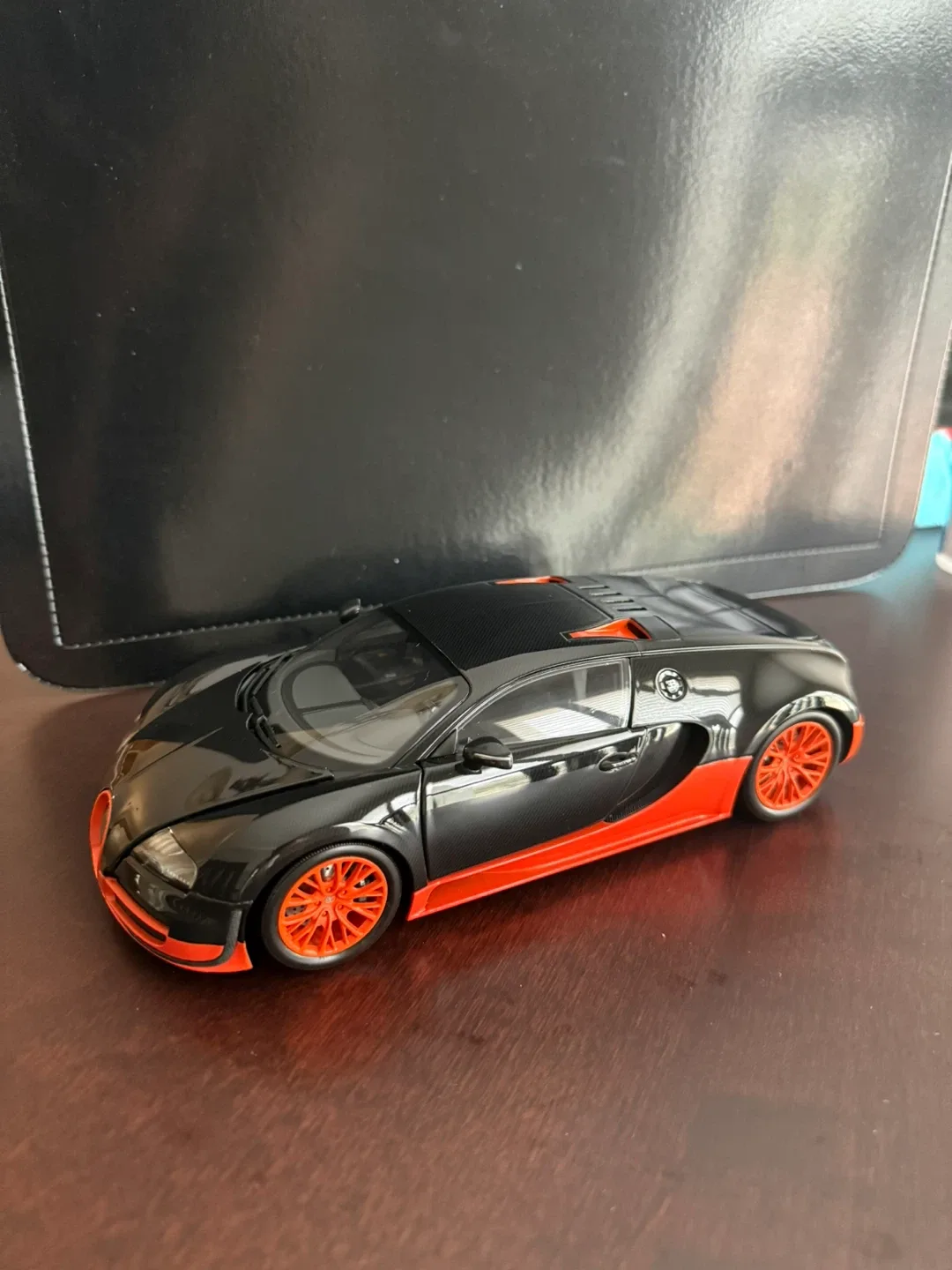 RARE**** 1:18 Bugatti Veyron Minichamps Model Car image indicator(2)